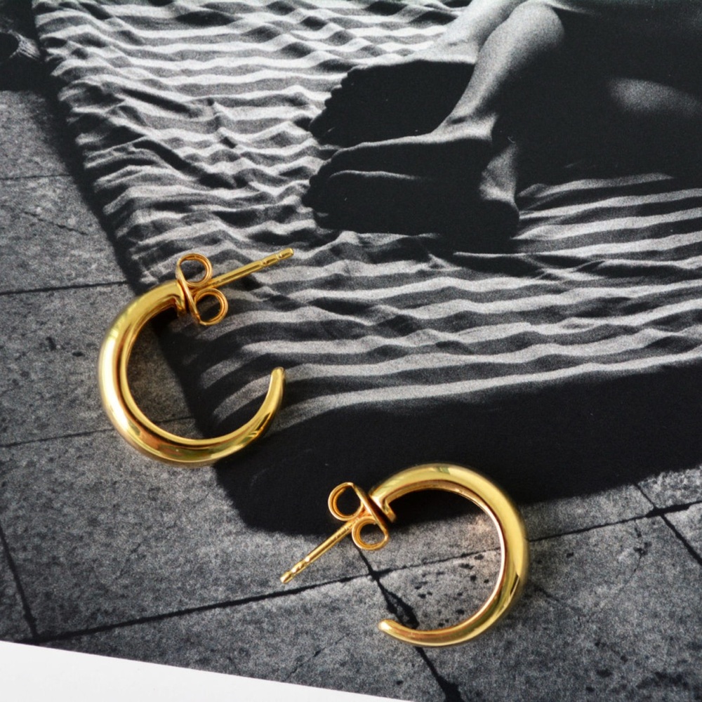Mejuri Editor gold vermeil hoop earring (discontinued)